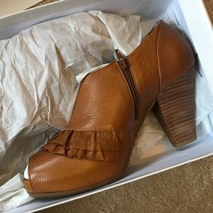 Miss Albright high heel “shooties”